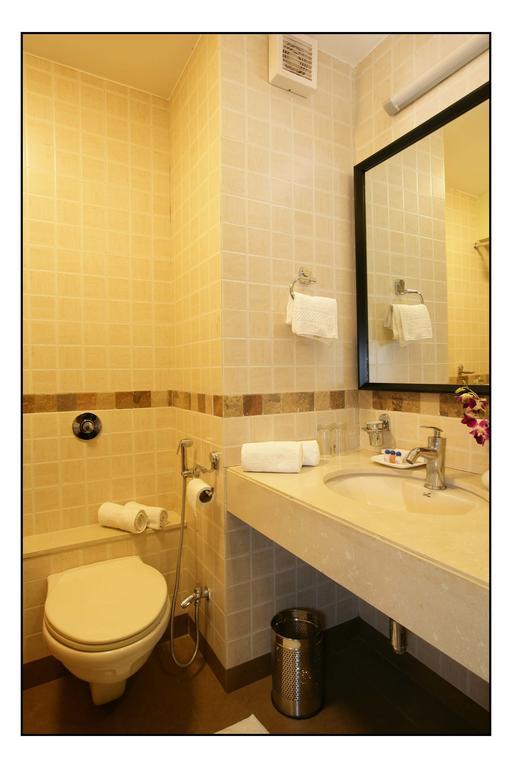 Hotel Utsav Deluxe Пюн Екстериор снимка