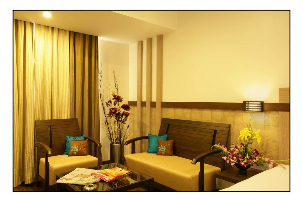 Hotel Utsav Deluxe Пюн Екстериор снимка