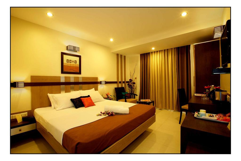 Hotel Utsav Deluxe Пюн Екстериор снимка