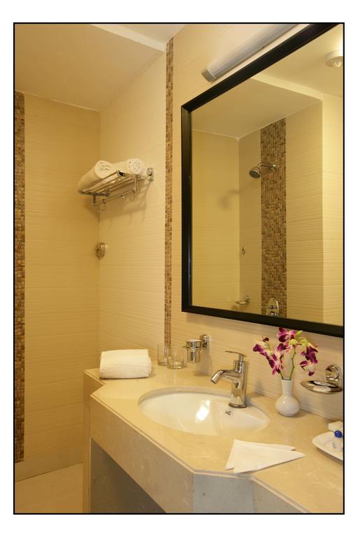 Hotel Utsav Deluxe Пюн Стая снимка