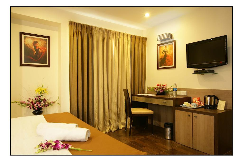 Hotel Utsav Deluxe Пюн Стая снимка