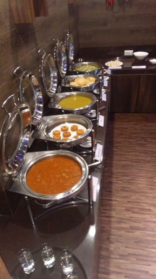 Hotel Utsav Deluxe Пюн Екстериор снимка