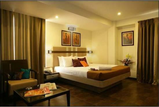 Hotel Utsav Deluxe Пюн Екстериор снимка